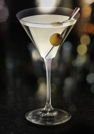 dirt martini met olijf in martiniglas